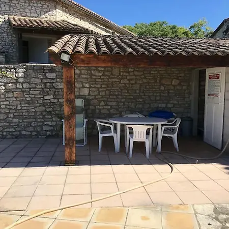 Location Chaleureuse A Avec Piscine Partagee